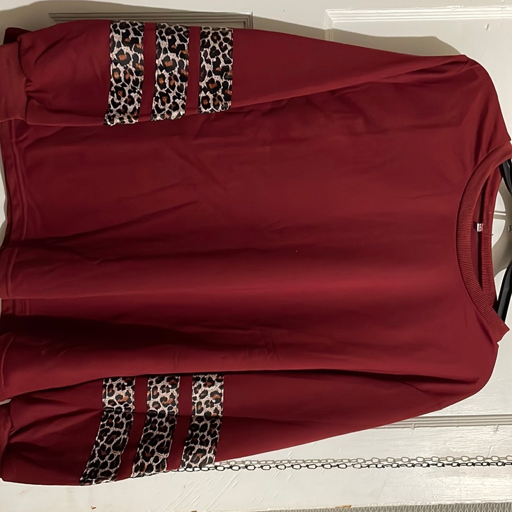 Burgundy longs sleeve top with striped sleeve